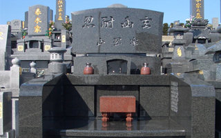 碁盤を置いたお墓