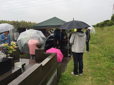 雨の中納骨です。