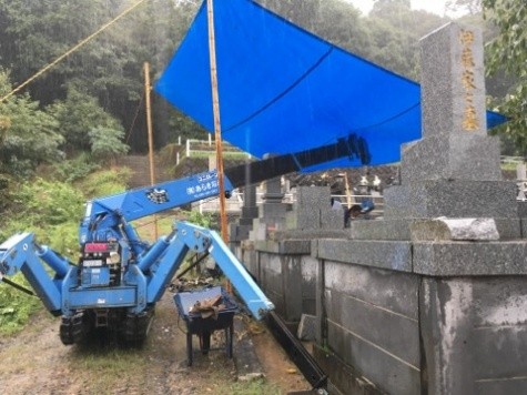 雨の中で工事です。