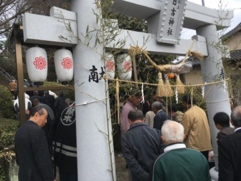 鳥居完成後の神事です。