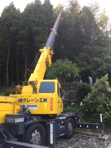 山の斜面のお墓修理