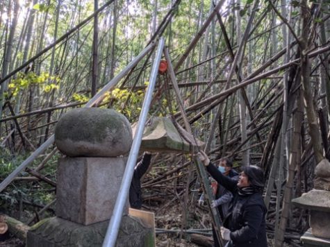 クレーンの入らない山の奥での作業です