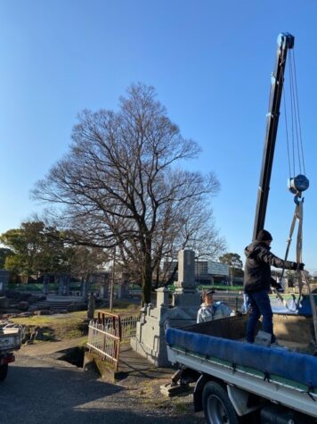 水源の横の墓地で着工！