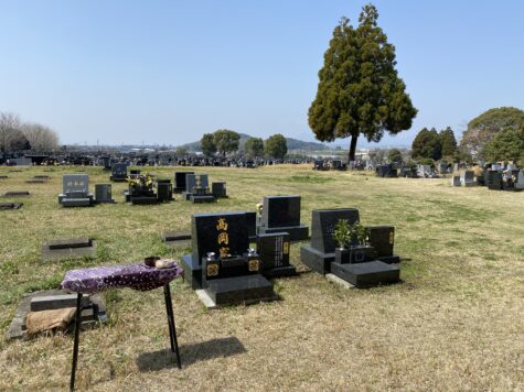 桃尾墓園　芝墓地の納骨です。