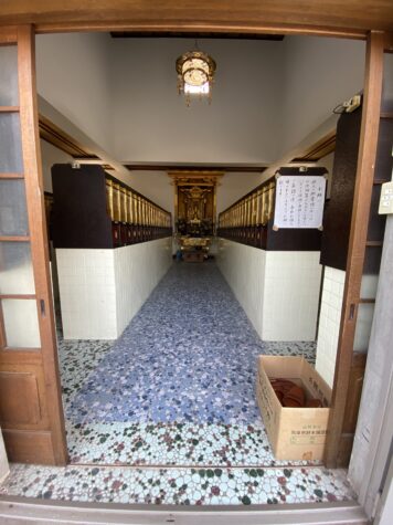 納骨堂から出骨してお墓へ納骨。