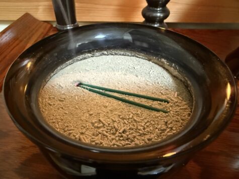 お彼岸に香炉を均してみました