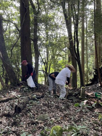 山の中へお骨上げに。