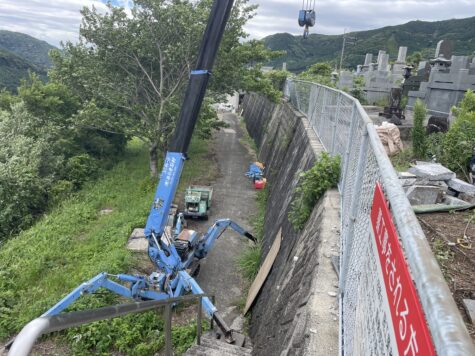土手上の道のない現場。お墓じまい