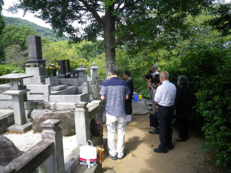 熊本市営墓地で納骨のお手伝い