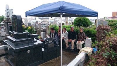 梅雨時期の納骨です。